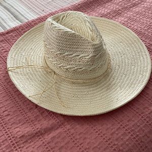 Cute hat! Never worn!